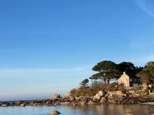une maison sur une île rocheuse dans l'eau dans l'établissement Bleiz Mor, à Brignogan-Plage