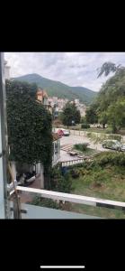 una vista da una finestra di una città con una strada di Budva Studio a Kravlja