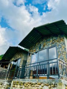 Yên MinhにあるDu Già Bungalowの石造りの建物(バルコニー付) +5枚の写真
