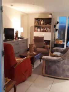un soggiorno con un divano e una poltrona di La Dolce Vita a Montchanin