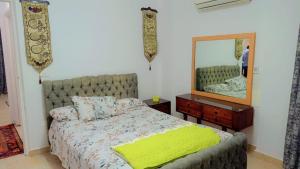 une chambre avec un lit et un miroir dans l'établissement Golden beach 2 غولدين بيتش, à Ras Sudr 14 autres photos
