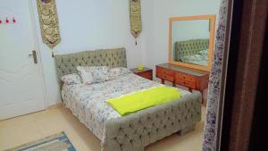 une chambre avec un lit et un miroir dans l'établissement Golden beach 2 غولدين بيتش, à Ras Sudr