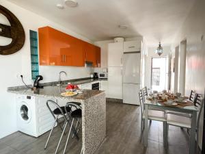 Η κουζίνα ή μικρή κουζίνα στο Blue Nest I Private Pool I BBQ I AC I Terrace