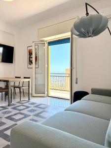 een kamer met een bed en een tafel met uitzicht bij La casa delle parole 2 in Agrigento