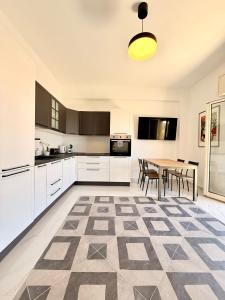 een keuken met een tafel en een eetkamer bij La casa delle parole 2 in Agrigento