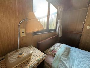 Postelja oz. postelje v sobi nastanitve 昭和レトロの民泊 正直屋