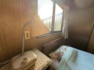 Postelja oz. postelje v sobi nastanitve 昭和レトロの民泊 正直屋