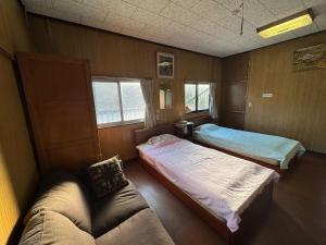 Postelja oz. postelje v sobi nastanitve 昭和レトロの民泊 正直屋