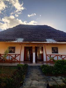 a building with a large roof on top of it at Aloé & Rosette in Andasibe