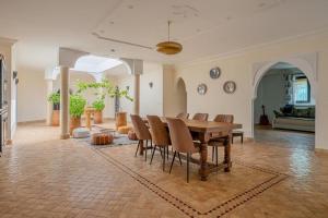 a dining room with a table and chairs at Luxury Spot 2026 - Riad Sahara Experience - Piscine in Imalalene