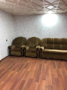 a couch sitting in a room with a wall at Kirayə ev in Mekhrably