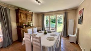 マロセーヌにあるLa Villa St Rochの白いテーブルと椅子のあるダイニングルーム