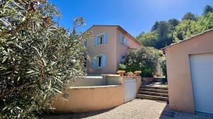 マロセーヌにあるLa Villa St Rochの門と階段が前にある家