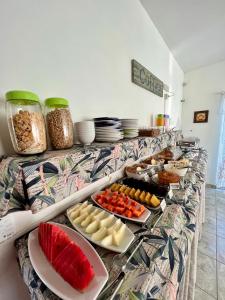 un buffet con diversi tipi di cibo su un tavolo di Pousada Serrate a Ubatuba
