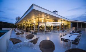 ein Gebäude mit Tischen und Stühlen auf einem Dach in der Unterkunft Doris in Tielt