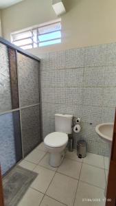 a bathroom with a toilet and a sink at Casa Compacta Completa na Prainha in Santarém +8 photos