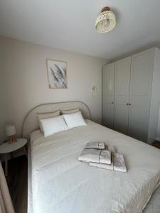 a bedroom with a bed with a towel on it at Gąski Flow w Nadmorskie apartamenty in Gąski