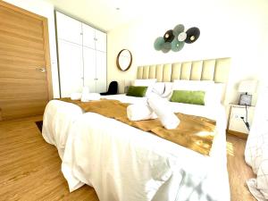 Postel nebo postele na pokoji v ubytování Paradise Luxurious apartment, free parking, 3 double rooms, 4 beds, terrace, jacuzzi, new