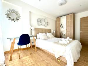 Postel nebo postele na pokoji v ubytování Paradise Luxurious apartment, free parking, 3 double rooms, 4 beds, terrace, jacuzzi, new