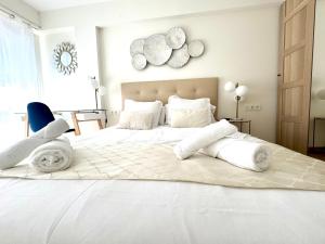 Postel nebo postele na pokoji v ubytování Paradise Luxurious apartment, free parking, 3 double rooms, 4 beds, terrace, jacuzzi, new