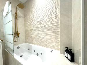 Koupelna v ubytování Paradise Luxurious apartment, free parking, 3 double rooms, 4 beds, terrace, jacuzzi, new
