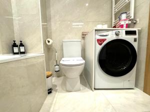 Koupelna v ubytování Paradise Luxurious apartment, free parking, 3 double rooms, 4 beds, terrace, jacuzzi, new