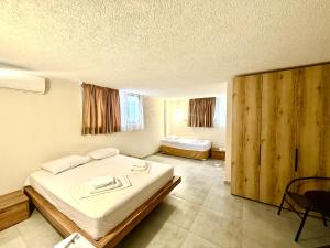 una camera con un grande letto e una camera con due letti sidx sidx di Hotel Barbare a Kobuleti