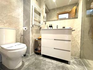Koupelna v ubytování Paradise Luxurious apartment, free parking, 3 double rooms, 4 beds, terrace, jacuzzi, new