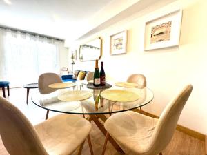 Posezení v ubytování Paradise Luxurious apartment, free parking, 3 double rooms, 4 beds, terrace, jacuzzi, new