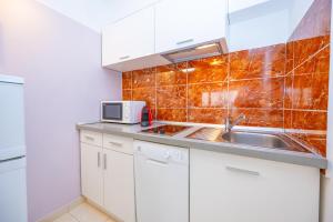 Kuchyňa alebo kuchynka v ubytovaní Apartments Talija Podgora