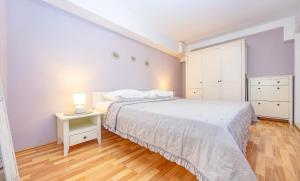 Posteľ alebo postele v izbe v ubytovaní Apartments Talija Podgora