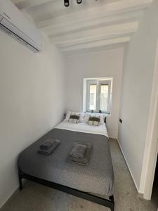 Postel nebo postele na pokoji v ubytování Cozy By Syros Bnb