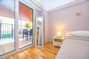 Posteľ alebo postele v izbe v ubytovaní Apartments Talija Podgora