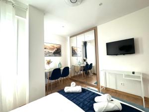 TV a/nebo společenská místnost v ubytování Paradise Luxurious apartment, free parking, 3 double rooms, 4 beds, terrace, jacuzzi, new
