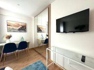 TV a/nebo společenská místnost v ubytování Paradise Luxurious apartment, free parking, 3 double rooms, 4 beds, terrace, jacuzzi, new