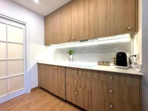 Kuchyň nebo kuchyňský kout v ubytování Paradise Luxurious apartment, free parking, 3 double rooms, 4 beds, terrace, jacuzzi, new