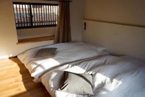 Voodi või voodid majutusasutuse 囲み宿 こわね toas +11 fotot