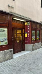 Facciata o entrata di Hotel Pickwick and Pub "the room with a view"