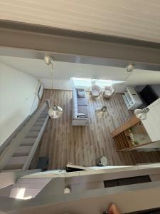 an overhead view of a living room with a couch and chairs at Pretty little house Jolie petite maison in Rueil-Malmaison