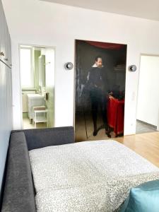 Postel nebo postele na pokoji v ubytování Unique Penthouse Maximilian von Bavaria 1-4 personnes à coté de Louis Vuitton