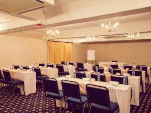 una sala de conferencias con mesas y sillas. en Premier Splendid Inn Pinetown, en Pinetown