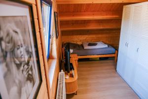 a small room with a bunk bed in a tiny house at Ferienhaus Auszeit am See in Walchum +29 photos
