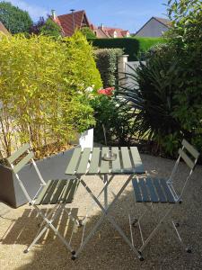 two chairs and a table and a table and chairs at Studio Beauvais avec terrasse privative calme & tout confort in Beauvais