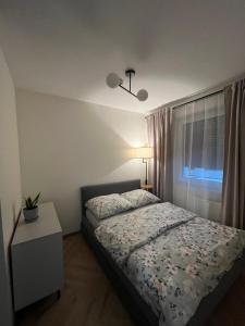 una camera da letto con un letto, una lampada e una finestra di Czapla Siwa Sole Mare a Kąty Rybackie