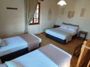 Una habitación de hotel con dos camas y una ventana. en Casa Cretese Chania, en Tsikalariá