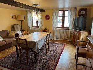Ruang duduk di Maison accueillante dans Wingersheim-les-Quatre-Bans avec terrasse. +8 gambar