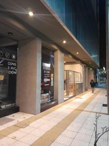 a person walking down a street in a building at Parque Suite Nqn - 1 dormitorio in Neuquén