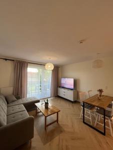 un soggiorno con un divano e un tavolo di Czapla Siwa Sole Mare a Kąty Rybackie