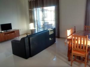 sala de estar con sofá y mesa en Residencial Golfinhos, en Porto Seguro