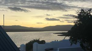 vista di una cassa d'acqua con tramonto di Little Breede Cottage a Witsand